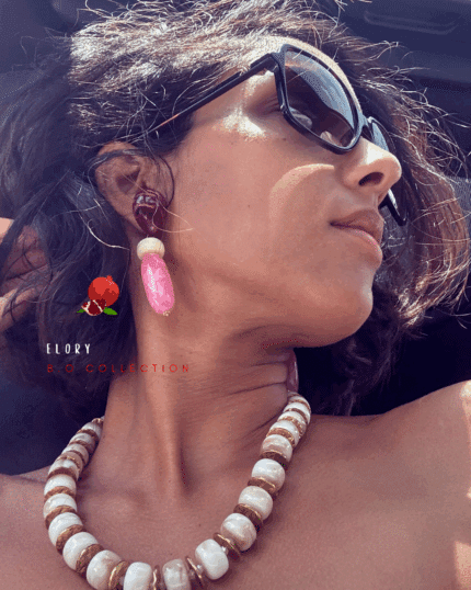 Boucles d'oreilles à l'esprit rétro/vintage avec ses perles aux coloris acidulés  Perles en résine marbré Clou d'oreille en forme de goutte d'eau en résine 2 coloris aux choix : rose ou orange