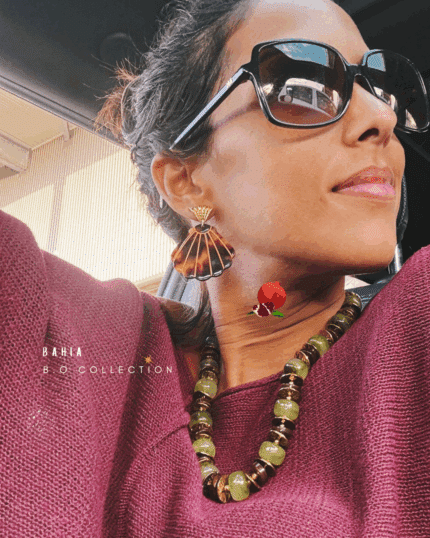 Clou d’oreille en forme de coquillage doré à l'or fin Pendentif en résine en forme de coquillage 2 coloris disponibles : marron marbré ou vert lagon marbré