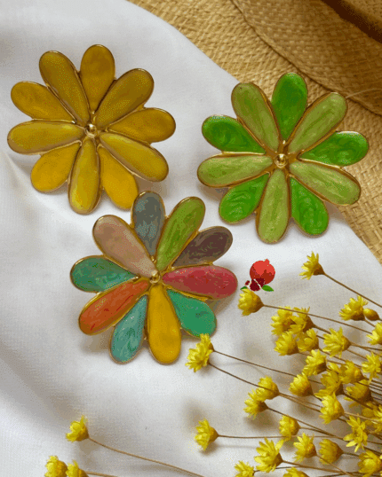 Bague XXL ajustable avec en forme de marguerite. Elle apporte une touche d'originalité la main, parfaite pour celles qui cherchent un bijou unique qui sort de l'ordinaire tout en restant chic. 3 coloris aux choix : multicolore, jaune ou vert