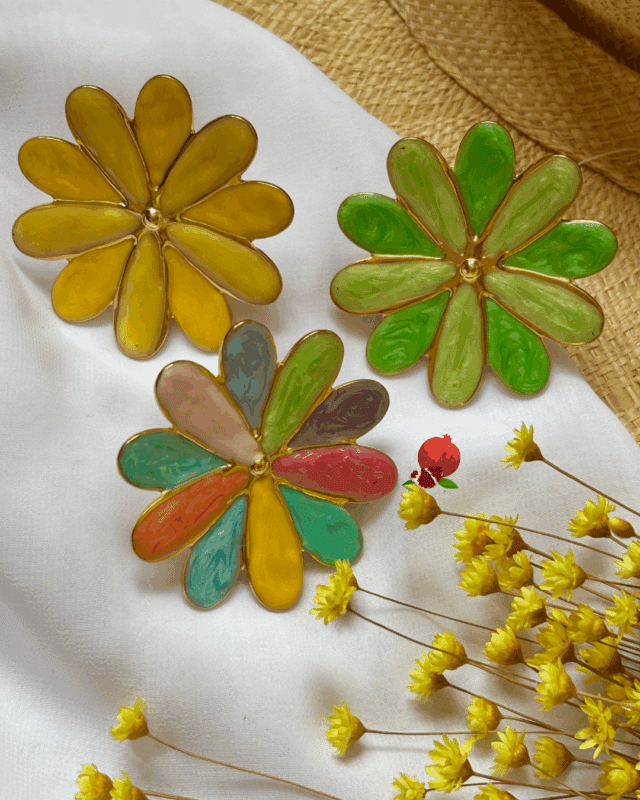 Bague XXL ajustable avec en forme de marguerite. Elle apporte une touche d'originalité la main, parfaite pour celles qui cherchent un bijou unique qui sort de l'ordinaire tout en restant chic. 3 coloris aux choix : multicolore, jaune ou vert
