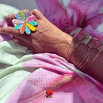 Bague XXL ajustable avec en forme de marguerite. Elle apporte une touche d'originalité la main, parfaite pour celles qui cherchent un bijou unique qui sort de l'ordinaire tout en restant chic. 3 coloris aux choix : multicolore, jaune ou vert