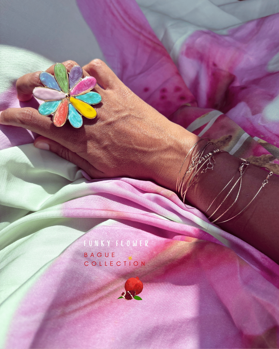 260 Bague XXL ajustable avec en forme de marguerite. Elle apporte une touche d'originalité la main, parfaite pour celles qui cherchent un bijou unique qui sort de l'ordinaire tout en restant chic. 3 coloris aux choix : multicolore, jaune ou vert