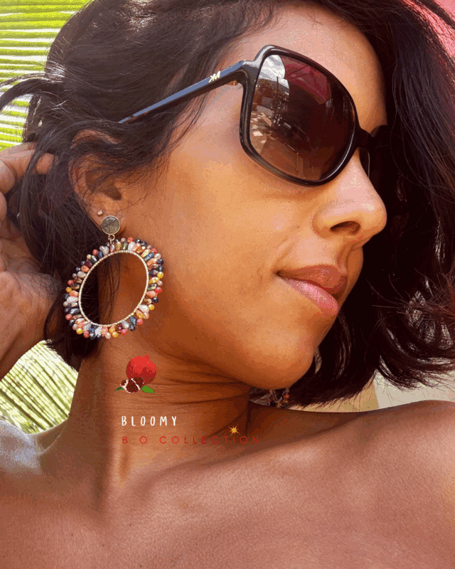 Clou d’oreille en acier inoxydable (coloris vert kaki) Pendentif tissé à la main avec perles en crystal de verre multicolore (diamètre 5,5 cm) Longueur : 7 cm