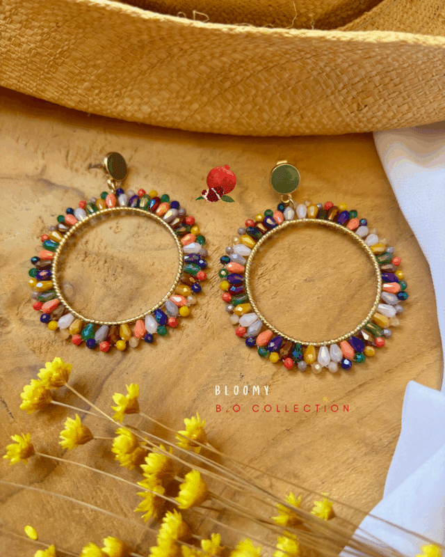 Clou d’oreille en acier inoxydable (coloris vert kaki) Pendentif tissé à la main avec perles en crystal de verre multicolore (diamètre 5,5 cm) Longueur : 7 cm