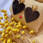 Boucle d'oreille en forme de coeur en résine. Noir pailleté