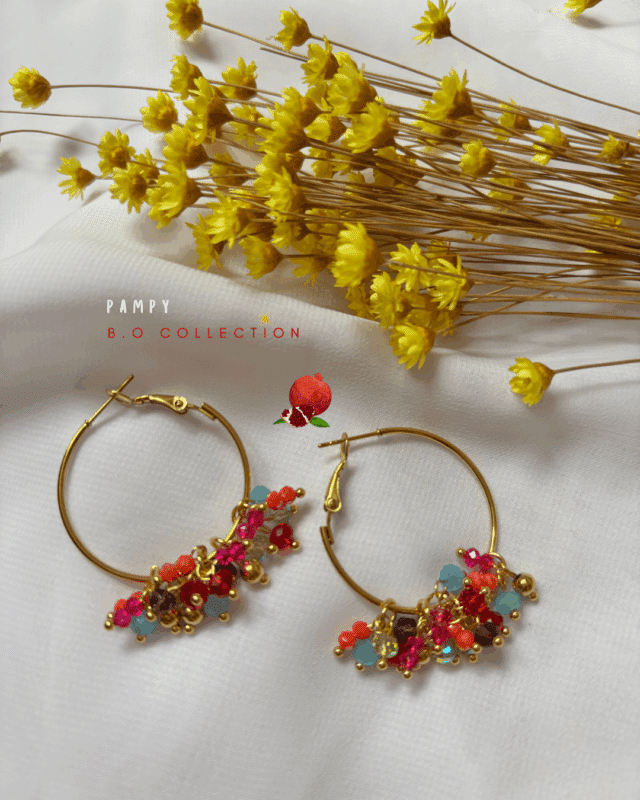 Boucle d'oreille créole avec pampilles multicolore  Créole en acier inoxydable (diamètre 3 cm) Longueur : 4 cm