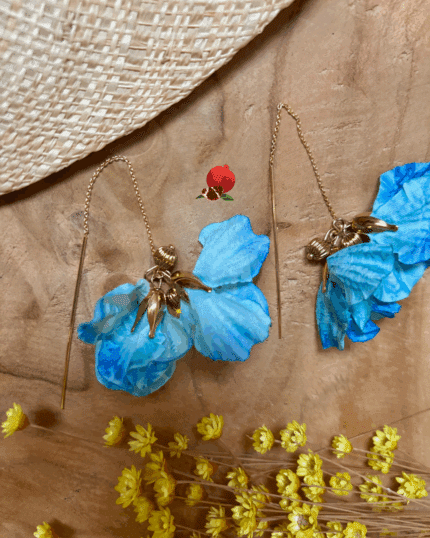 Boucles d'oreilles pendante en plaqué or avec 2 fleurs bleues