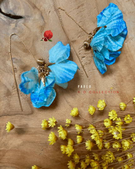 Boucles d'oreilles pendante en plaqué or avec 2 fleurs bleues