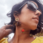 Boucles d'oreilles en forme de grappe de pétales au coloris sléopard. Clou d'oreille fleur en acier inoxydable Pétales en acrylique