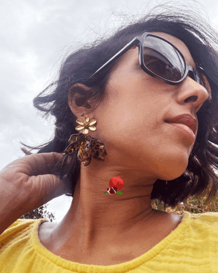 Boucles d'oreilles en forme de grappe de pétales au coloris sléopard. Clou d'oreille fleur en acier inoxydable Pétales en acrylique