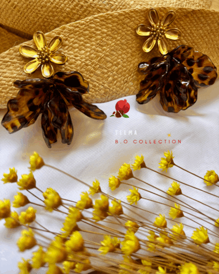 Boucles d'oreilles en forme de grappe de pétales au coloris sléopard. Clou d'oreille fleur en acier inoxydable Pétales en acrylique