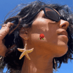 Boucle d'oreille pendante composée d'une étoile de mer XXL au design texturé en acier inoxydable