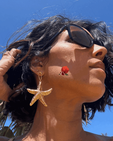 Boucle d'oreille pendante composée d'une étoile de mer XXL au design texturé en acier inoxydable