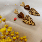 Boucle d'oreille pendante avec une trilogie de coeur Clou d'oreille texturé en laiton plaqué or  Longueur 6,5 cm