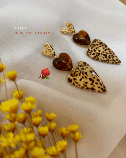 Boucle d'oreille pendante avec une trilogie de coeur Clou d'oreille texturé en laiton plaqué or  Longueur 6,5 cm