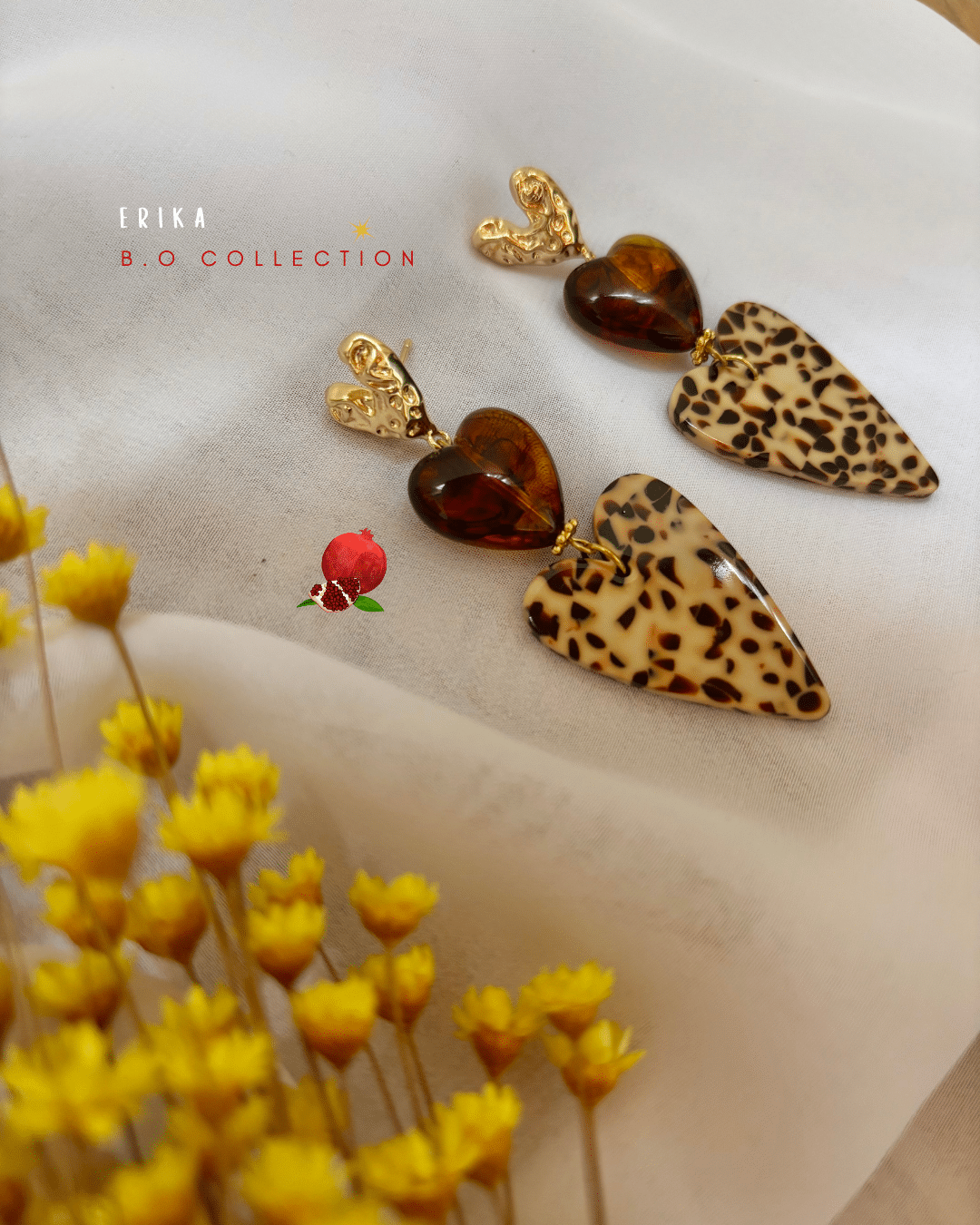 Erika Boucle d'oreille pendante avec une trilogie de coeur Clou d'oreille texturé en laiton plaqué or Longueur 6,5 cm