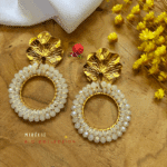 Clou d’oreille en forme de fleur en acier inoxydable Pendentif tissé avec perles en crystal de verre Coloris : blanc Longueur : 6 cm