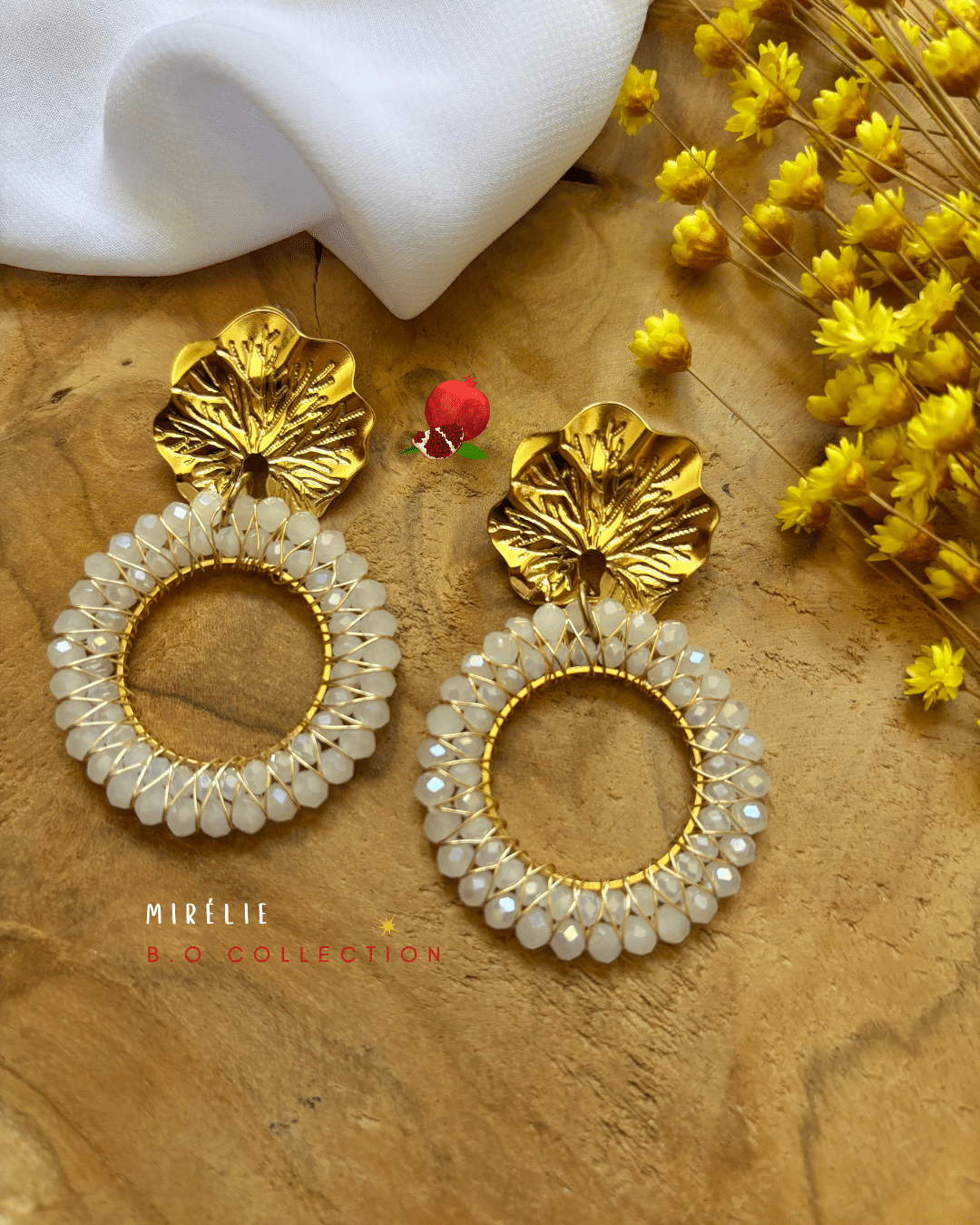 Mirélie Clou d’oreille en forme de fleur en acier inoxydable Pendentif tissé avec perles en crystal de verre Coloris : blanc Longueur : 6 cm