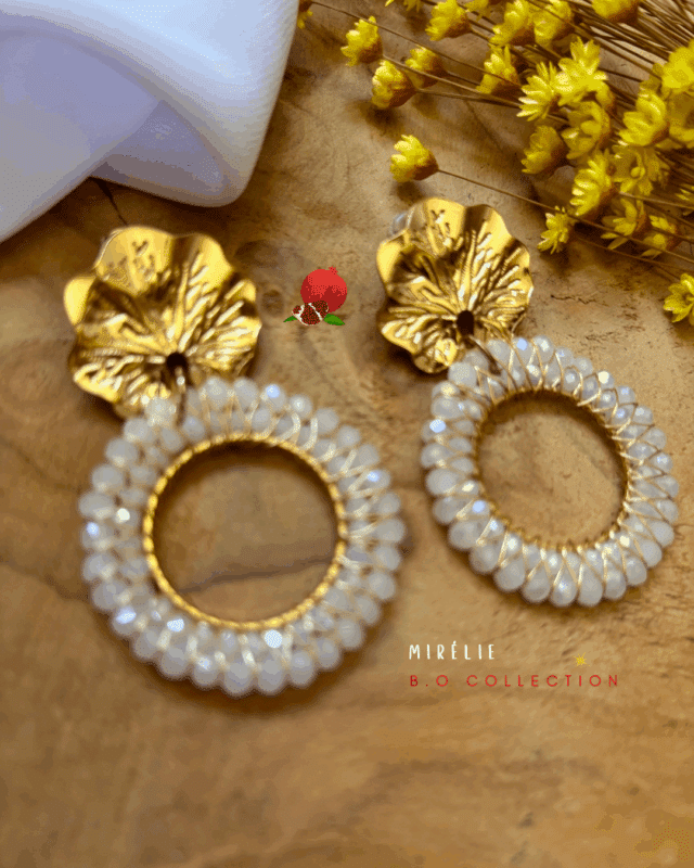 Clou d’oreille en forme de fleur en acier inoxydable Pendentif tissé avec perles en crystal de verre Coloris : blanc Longueur : 6 cm