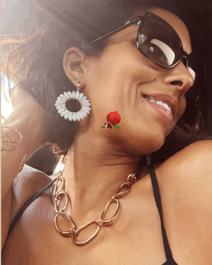 Clou d’oreille en plaqué or Pendentif tissé avec perles en crystal de verre 2 coloris disponibles : blanc, bleuté/violet Longueur : 5 cm