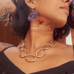 Clou d’oreille en plaqué or Pendentif tissé avec perles en crystal de verre 2 coloris disponibles : blanc, bleuté/violet Longueur : 5 cm