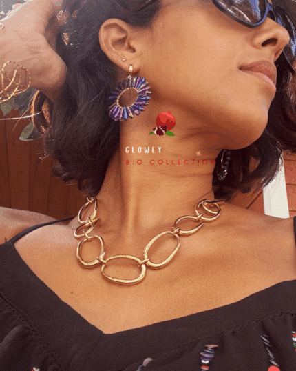 Clou d’oreille en plaqué or Pendentif tissé avec perles en crystal de verre 2 coloris disponibles : blanc, bleuté/violet Longueur : 5 cm