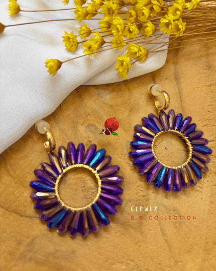 Clou d’oreille en plaqué or Pendentif tissé avec perles en crystal de verre 2 coloris disponibles : blanc, bleuté/violet Longueur : 5 cm