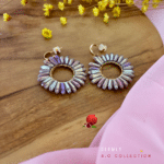 Clou d’oreille en plaqué or Pendentif tissé avec perles en crystal de verre 2 coloris disponibles : blanc, bleuté/violet Longueur : 5 cm