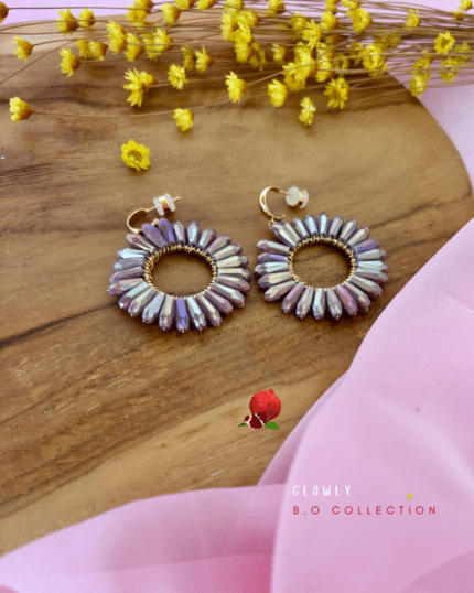 Clou d’oreille en plaqué or Pendentif tissé avec perles en crystal de verre 2 coloris disponibles : blanc, bleuté/violet Longueur : 5 cm