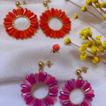 Clou d’oreille en acier inoxydable Pendentif tissé avec perles en acrylique (diamètre 4cm) 2 coloris disponibles : orange, rose Longueur : 5 cm