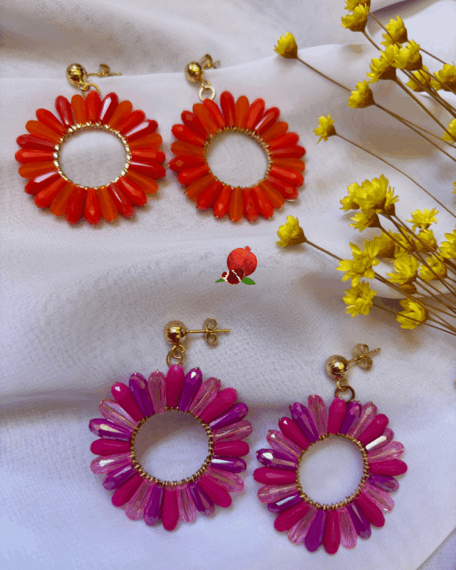 Clou d’oreille en acier inoxydable Pendentif tissé avec perles en acrylique (diamètre 4cm) 2 coloris disponibles : orange, rose Longueur : 5 cm