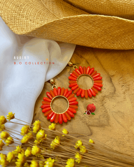 Clou d’oreille en acier inoxydable Pendentif tissé avec perles en acrylique (diamètre 4cm) 2 coloris disponibles : orange, rose Longueur : 5 cm