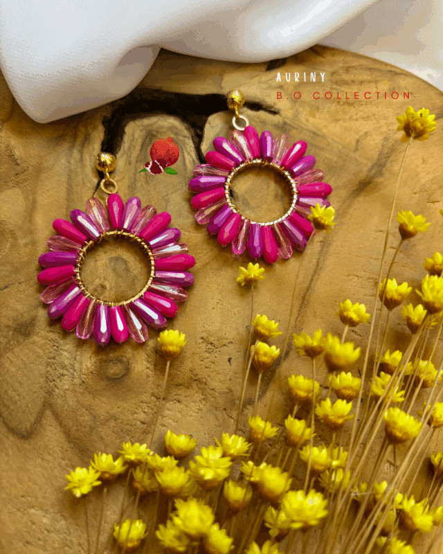 Clou d’oreille en acier inoxydable Pendentif tissé avec perles en acrylique (diamètre 4cm) 2 coloris disponibles : orange, rose Longueur : 5 cm