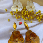 Boucles d'oreille originales en forme de fleur. Clou d’oreille en acier inoxydable Pendentif en acrylique  2 coloris disponibles : marron marbré ou blanc nacré