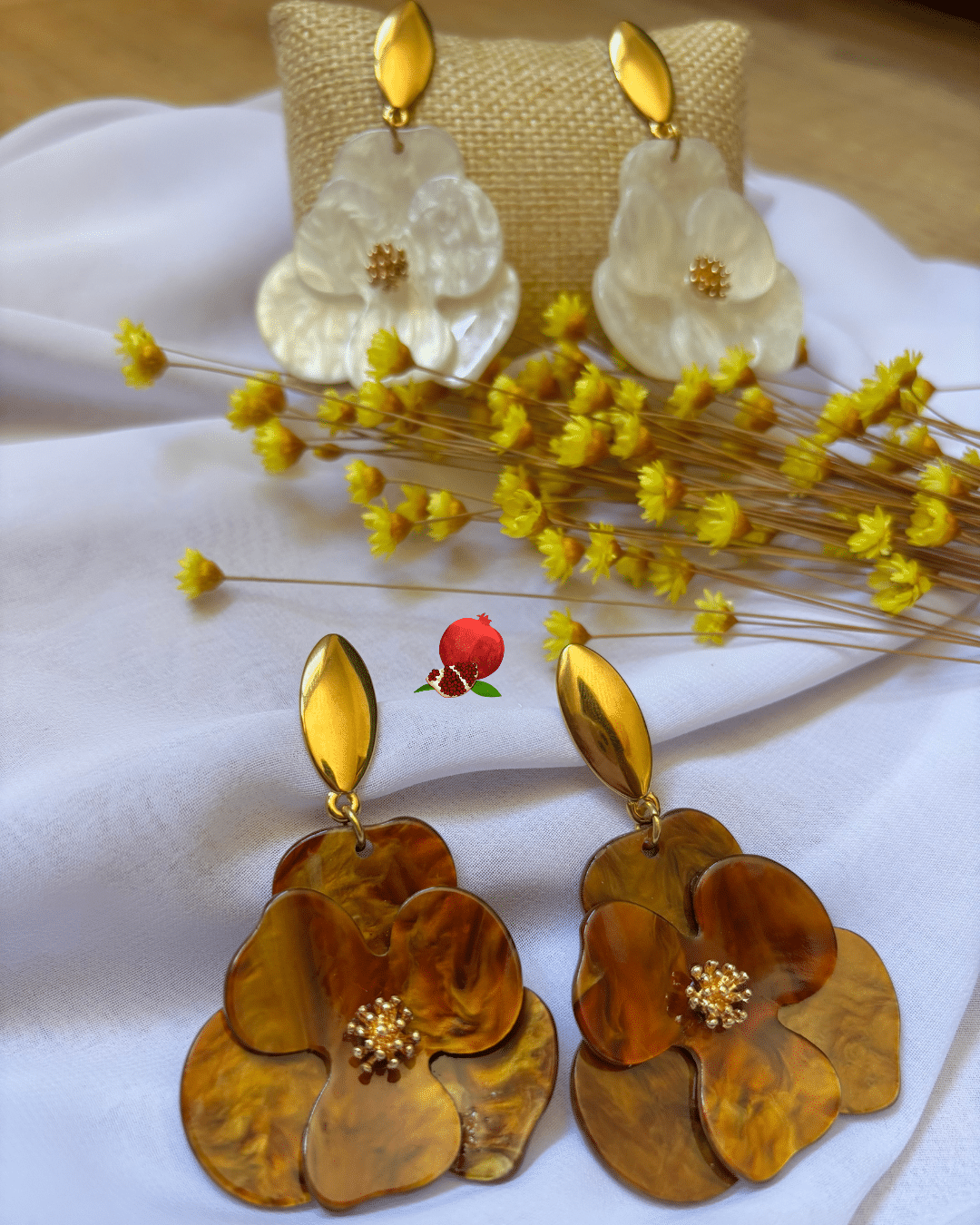 Eloï Boucles d'oreille originales en forme de fleur. Clou d’oreille en acier inoxydable Pendentif en acrylique 2 coloris disponibles : marron marbré ou blanc nacré
