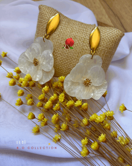 Boucles d'oreille originales en forme de fleur. Clou d’oreille en acier inoxydable Pendentif en acrylique  2 coloris disponibles : marron marbré ou blanc nacré