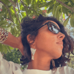 Boucle d'oreille créole pendante en laiton plaqué or composée de 2 pendentifs triangle en résine et d'une pampille