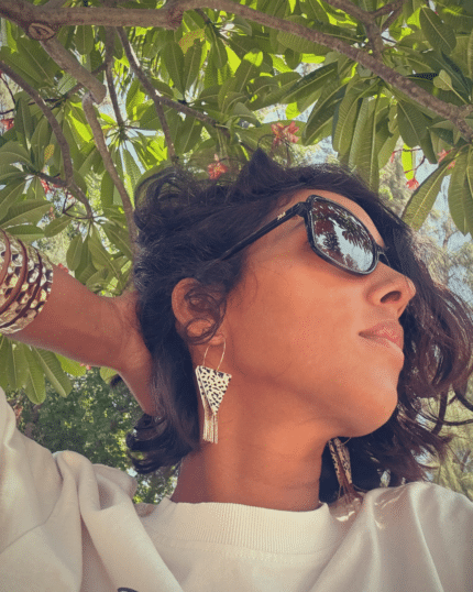 Boucle d'oreille créole pendante en laiton plaqué or composée de 2 pendentifs triangle en résine et d'une pampille