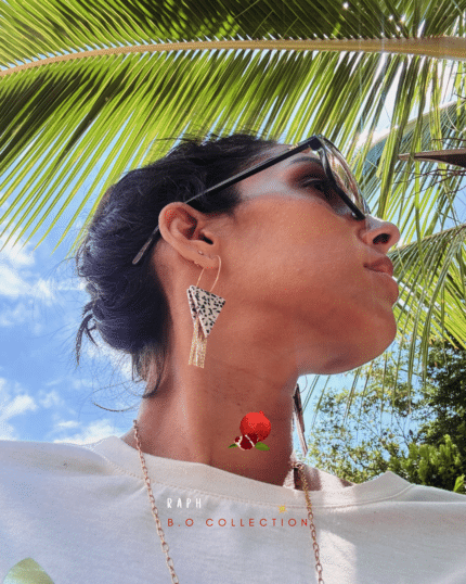 Boucle d'oreille créole pendante en laiton plaqué or composée de 2 pendentifs triangle en résine et d'une pampille