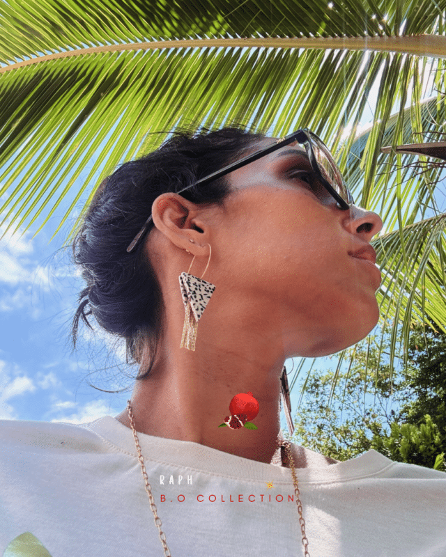 Boucle d'oreille créole pendante en laiton plaqué or composée de 2 pendentifs triangle en résine et d'une pampille