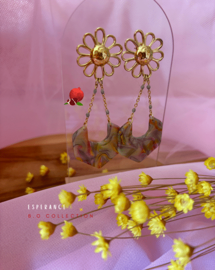 Clou d'oreille en forme de fleur en acier inoxydable Pendentif en résine avec 2 petites chainettes en acier inoxydable