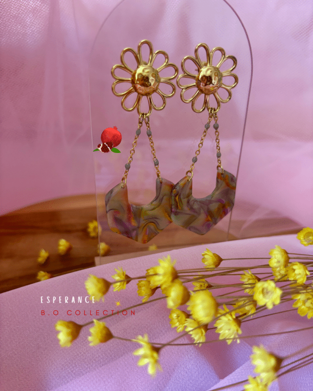 Clou d'oreille en forme de fleur en acier inoxydable Pendentif en résine avec 2 petites chainettes en acier inoxydable