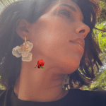 Créole en acier inoxydable 3 pendentifs fleurs  : 2 en résine (coloris blanc) et 1 dorée en acier inoxydable