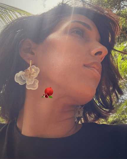 Créole en acier inoxydable 3 pendentifs fleurs  : 2 en résine (coloris blanc) et 1 dorée en acier inoxydable