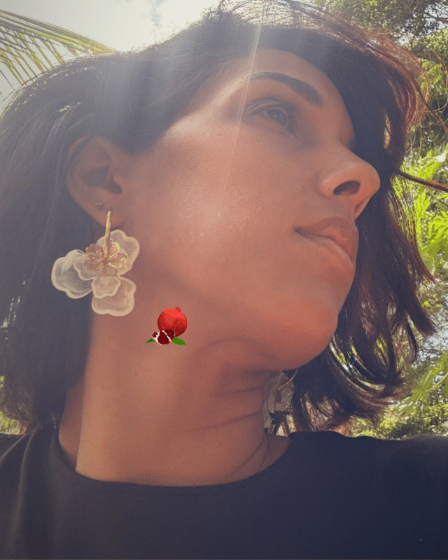 Créole en acier inoxydable 3 pendentifs fleurs  : 2 en résine (coloris blanc) et 1 dorée en acier inoxydable