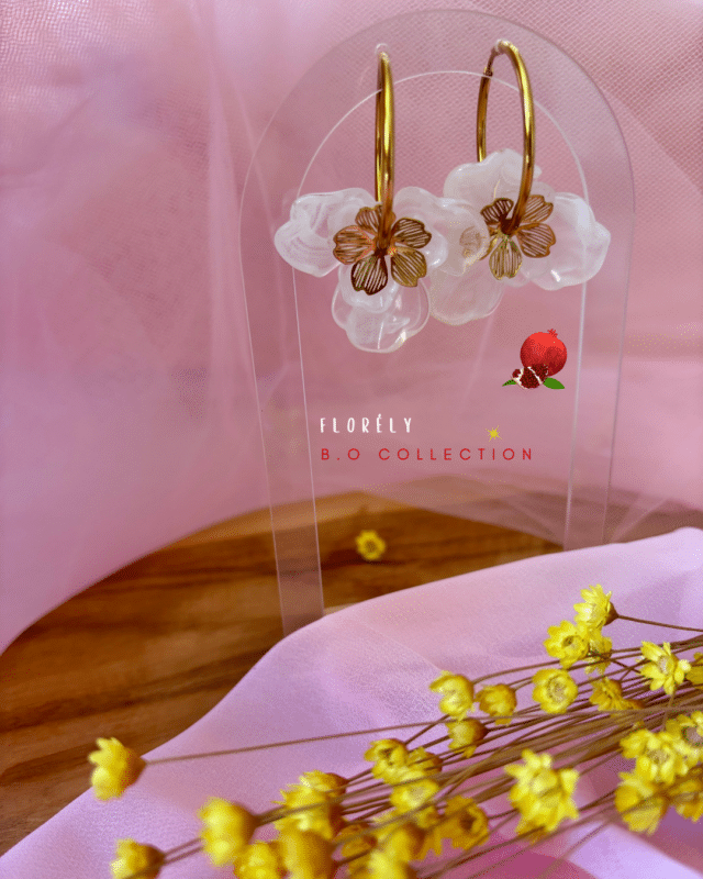 Créole en acier inoxydable 3 pendentifs fleurs  : 2 en résine (coloris blanc) et 1 dorée en acier inoxydable