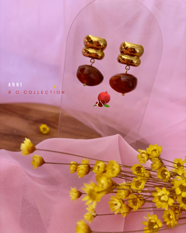 Clou d'oreille en acier inoxydable Pendentif boule en résine coloris marron (reflet marbré)