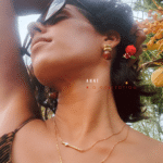 Clou d'oreille en acier inoxydable Pendentif boule en résine coloris marron (reflet marbré)