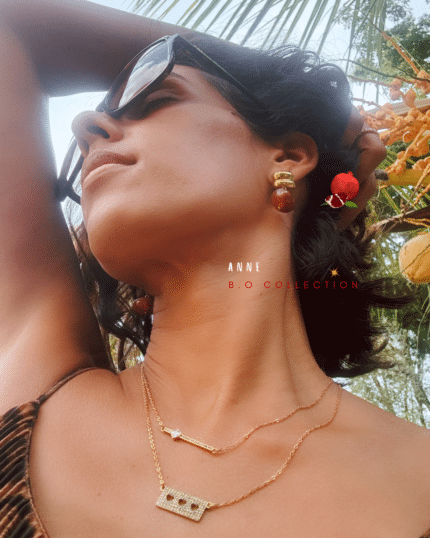 Clou d'oreille en acier inoxydable Pendentif boule en résine coloris marron (reflet marbré)