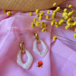 Clou d'oreille en acier inoxydable Pendentif en résine coloris blanc (reflet marbré)